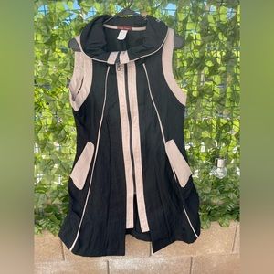 Sleeveless raincoat